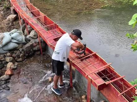 听从粉丝朋友的建议,把拦河坝的过河步道拓宽了,方面种菜的叔伯 过河。#三农 #山涧小溪 #户外改造 #改造小院 #生活必备平价好物