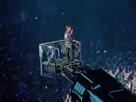 看看今晚深圳的谢霆锋,舞台再进化。机械臂上唱香水,温柔又帅气。视频来自不会规划😄#谢霆锋演唱会