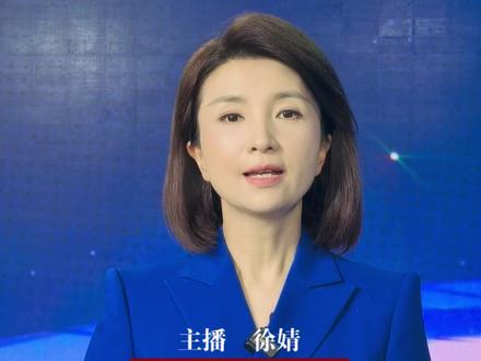 男孩被送到成长基地,短短7天被打进急诊室。最近,一位家长花3万多块钱,把自家13岁孩子送到湖北黄石阳新县一个成长基地。进去才7天,孩子就被教官张某打进了医院急诊室:后脑勺、耳朵、手上全是伤,经过开颅手术后,右眼仍然看不见。据媒体报道,当初这个成长基地,以“配合调查电信诈骗案件”为由,将孩子骗上车送往基地。还规定在六个月内,家长不能探视孩子、不能与孩子通电话,只能通过教官在微信群中发布的照片和视频了解孩子动态。目前,教官张某已被刑事拘留,涉事公司被责令停业整顿。但更值得追问的是:这类“成长基地”为何能长期存在?阳新县教育局称,该公司注册为“心理咨询公司”,不归教育部门管;市场监管局只管发执照,不负责日常监管。一边是家长的焦虑,一边是把“矫正”当成生意的机构,可别让“谁都能管、谁都不管”的灰色地带,成为暴力的温床。#新评#男童因逃学送成长基地被打骨折#教育