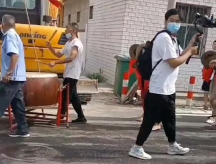 许岗村热烈祝贺新郑理科状元许兆京考上清华大学、新郑文科榜眼许悦考上武汉大学!