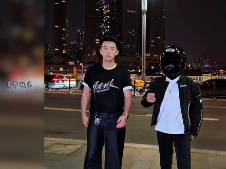 张馨予重庆落地签打卡 机车氛围感直接封神 #张馨予版重庆落地签 #张馨予#热点#娱乐