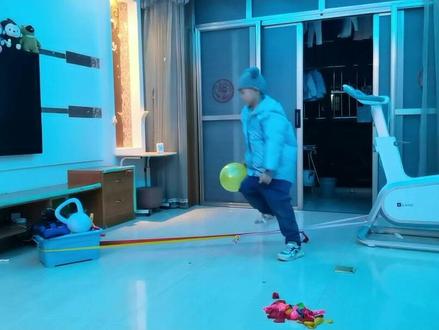 8090后玩过的游戏跳皮筋《马兰花》。现在的幼儿园又开始普及了。
小皮球,香蕉梨,
马兰花开二十一,
二五六,二五七,
二八二九三十一。……
#小时候你们玩过这样的游戏吗 #开启我的新中式 #小孩子的快乐总是那么简单 #跳皮筋 #跳皮筋回忆童年