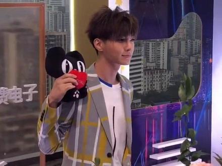 被粉丝叫老公的反应也太可爱了,啊啊啊啊这是我老公#炎亚纶 #宝藏男孩 #盛世美颜 #这谁顶得住啊 #向全世界安利