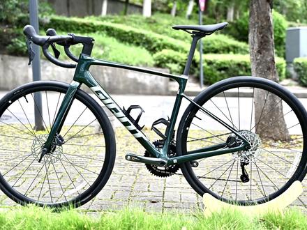 全新的DEFY实物图它来了!这次是DEFY ADV 3,价格12800元。
车架做了全新的设计,看得出来比老款更加的运动,添加了一些激进的元素。
全内走的系统也看上去更整洁。整车重量也更轻。整车还自带两个碳纤维水壶架,看图6细节,整合的非常完美。
整车采用的TIAGRA油碟大套,单独前拨升级成105了哟。
#公路自行车 #捷安特 #总有一款适合你