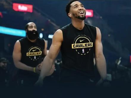 骑士112-84大胜篮网豪取六连胜,哈登三节打卡下班 2026年2月20日,NBA全明星赛后的首场常规赛,骑士队主场以112-84大胜篮网队,豪取六连胜 9 。此役过后,骑士队战绩来到35胜21负,继续稳居东部第四。
首节领先:骑士队迅速进入状态,首节以34-16建立起18分的领先优势 6。
半场扩大优势:半场结束时,骑士队将领先优势扩大到70-48。
第三节锁定胜局:第三节骑士队火力全开,单节打出32-11的比分,将分差一度拉大至40分以上,比赛早早失去悬念。
末节练兵:末节骑士队换下主力球员,派遣替补阵
容练兵,最终以112-84轻松取胜 10。
哈登:出战28分钟,8投6中,得到16分5篮板9助攻3抢断,正负值+24。#骑士战胜篮网豪取六连胜 #骑士112-84篮网 #哈登三节打卡下班 #NBA常规赛 #骑士vs篮网