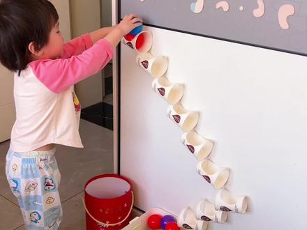 1-3岁宝宝趣味亲子游戏《小球下楼梯》,几个纸杯和小球就能搞定,快和宝宝一起做起来吧#亲子互动 #益智玩具 #在家早教小游戏 #专注力