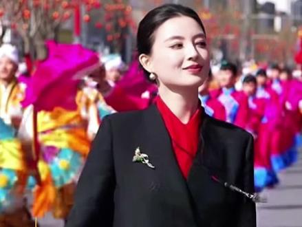 米脂秧歌指挥,高梦瑶 凭颜值气场火出圈 #全国秧歌榆林展演 #演出现场拍摄 #榆林主持人张帅