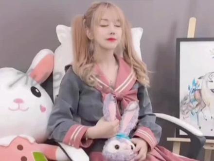 一想到黑子实在找不出此女的黑料就用这些和队友和粉丝一起玩一起互动,互相调侃提供节目效果的视频恶意剪辑来黑就想笑,她之前面对队友和粉丝这种熟人特别活泼,早期也特别积极营业特别努力,还有她是i人,笑点也特别的低,社恐怕生不是怕熟人,我不知道黑这个意义在哪,她干净的连公司都扒不出他一点黑料,你们还在恶意剪辑黑啥呀#鞠婧祎 #阿黛 #露芜衣 #苏绿夏