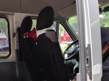 自己动手,汽车座椅限位器切割一部分,要测量好,使靠背180放平,和座位一个平面。#把您的爱车打造的与众不同 #座椅改装 #床车改装 #爱生活爱旅行 #床车自驾游