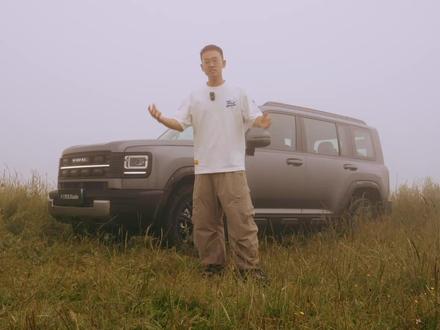 帅即正义!全新轻越野标杆哈弗猛龙改装指南 2026款猛龙,依旧方盒子造型,前脸圆灯变方灯,新增了薄荷绿,外观绝对帅。
内饰新造型方向盘以及怀档,车机升级为Coffee OS 3,新增2.2kW 220V的对外放电,内部储物空间更丰富。新增大电池长续航版。
关于哈弗猛龙的改装升级建议:首先不建议改装竞技杠,因为原厂是塑料,改的竞技杠会太沉,改铝护板就行;第二就是换一个齐边轮毂,增加ET值;车顶平台+爬梯看需求,因为会增加重量和风阻,加横杆或者车顶行李箱也行;最后就是车尾可以把备胎罩去掉,个人觉得有点怂,不够野性。
#美自有棱角 #热爱自由活出棱角 #哈弗猛龙2026款