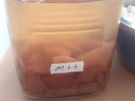 这配方我父母吃了5年,大蒜,生姜,柠檬,苹果醋一起煮,每天早上空腹喝一勺,有软化血管,溶解血栓,可预防血压高