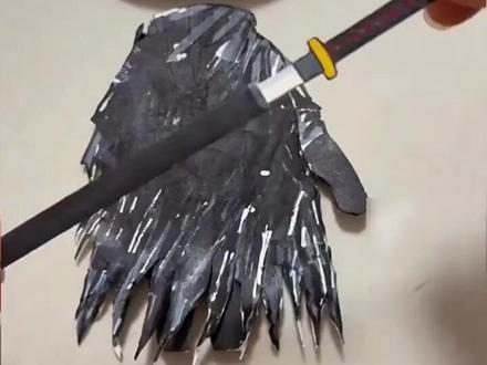 女子给自家鹦鹉DIY武侠战袍,两位“大侠”一看轻功就很高的样子 #鹦鹉 #武功 #功夫 #DIY #手工 #万万想不到