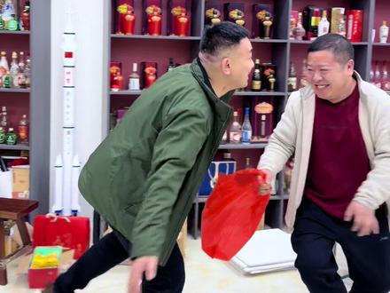 这时那边走来一个小老妹儿,大哥你到底有没有事儿?#为了生活都不容易 #用抖音记录人生 #拍作品我是认真的 #搞笑 #万万想不到
