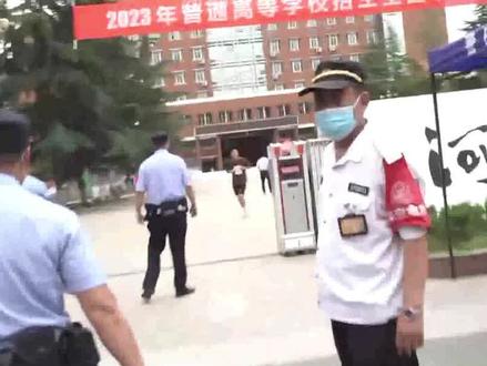 6月7日,郑州。高考第一天语文考试结束,一考点首位走出考场的考生谈2023高考作文题,“没有偏难,对自己的发挥满意” #第一个出考场的学生 #2023高考作文 #都市高考护航热线037165732233