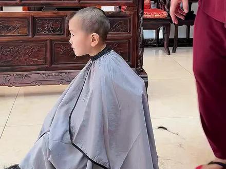 请大家积极投票“哪个最帅?”托尼葫芦爸上线:今日的快乐是大磊给的!沉浸式体验爸爸给七个儿子剪头发名场面!#七个葫芦娃#全职奶爸#萌娃#亲子日记#日常生活记录