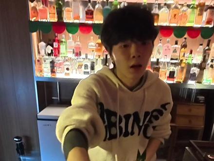 男孩下班的快乐,珍惜最后的时光。