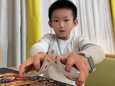 🌟手把手教小朋友鸽尾洗牌法,酷炫表演轻松拿捏💃 💫什么是鸽尾洗牌法?
鸽尾洗牌法可是超经典的洗牌手法👏。简单来说,就是把一副牌分成两叠,然后像鸽子尾巴一样交叉混合在一起。听起来是不是超炫😎?小朋友学会这个,在小伙伴面前表演,绝对能收获满满的惊叹目光👀!
📝鸽尾洗牌法教学步骤来咯!
首先,让小朋友把整副牌平均分成两叠📏。这一步虽然简单,但要让小朋友多练习几次,确保每叠牌数量差不多。然后,将两叠牌分别拿在两只手中,牌面朝下🙌。用大拇指轻轻推动牌的一角,让两叠牌的牌角依次交错落下🃏。刚开始小朋友可能掌握不好节奏,会出现牌掉落不整齐的情况,别着急,多练几次就好啦🤗。
✨练习小技巧
可以让小朋友先从少量的牌开始练习,比如各10张牌📃,熟练之后再逐渐增加牌的数量。练习的时候,还可以播放一些轻松愉快的音乐🎵,让小朋友在欢乐的氛围中练习,效果更好哦!
#洗牌 #纯手法魔术 #小学生日常 #玩牌手法教学 #是时候展现真正的技术了