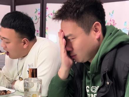 酒桌上逃酒被发现的尴尬瞬间