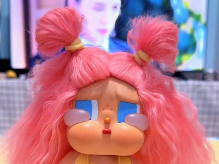 我就站在你面前,你看我几分像从前! #哭娃 #crybaby #一起冲浪 #泡泡玛特 #爆炸头玩偶