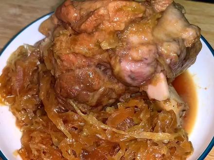 东北肘子炖酸菜!一口肘子一口菜~煮好出锅烂糊的大肘子 一口咬下去入口即化~
配上酸脆可口的酸菜~简直太香了!#美食教程 #肘子炖酸菜 #妈呀太香了 #肘子 #日常做饭