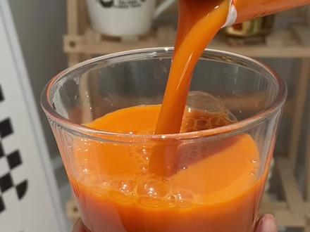 头一次喝:鲜榨的胡萝卜汁,没有一点科技狠活,家里孩子不爱吃胡萝卜的可以喝这个#胡萝卜汁 #口感特别好