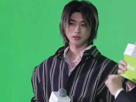 这个徐坤逗死我了徐坤:他在玩手机~哈哈哈哈哈笑死我了后面主持人说认识 徐坤的反应太好玩了主持人说回去打你一顿笑死我了救命#蔡徐坤 #murad幕拉得亚太区品牌代言人蔡徐坤 #蔡徐坤直播 #幕拉得