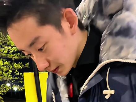 #吴宜泽绝杀墨菲夺世锦赛冠军 #斯洛克 #2026世锦赛 #冠军 #50万英镑 吴宜泽夺冠拿到奖金50万英镑后还能剩多少?1.在英国要缴纳45%的个税,50万英镑直接只剩下27万5千英镑了
2.奖金的2.5%是需要交到台协的,再扣掉12500英镑
3.按照常规分配给经纪人和教练团队的分成15%,大概到手的是22万英镑左右,折合人民币为203万左右