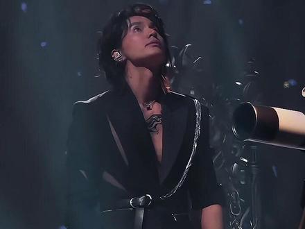 杉菜走了,但道明寺的项链和我们的青春永远都在。言承旭在演唱会上一语未发,只是拿出那条流星项链,全场就已泪崩。#言承旭演唱会缅怀大S