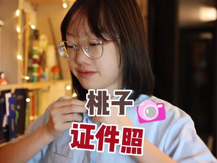 集齐了两个女儿的证件照,就可以……做相框啦~