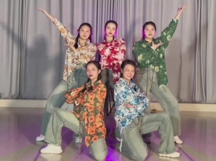 #原创舞蹈 #大风吹完整版 #年会舞蹈教学 #元旦晚会舞蹈 又是一支零基础的年会舞蹈,有没有基础都可以学,快分享给你的姐妹吧