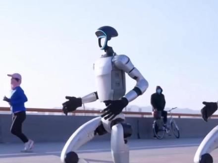 宇树王兴兴:中国人形机器人年内将突破10m/s,比人还快。#北京亦庄马拉松#机器人#人形机器人 #宇树 @Unitree宇树科技 @RoboVista