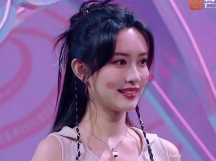 孟子义杨迪无法原谅,(对话我倍数播放▶️)可可爱爱大大方方的孟子义,唱歌收到来自何老师的疯狂夸夸,孟姐加油!#孟子义 #孟子义唱歌 #姜桃花 #暮晚摇 #孟子义暮晚摇