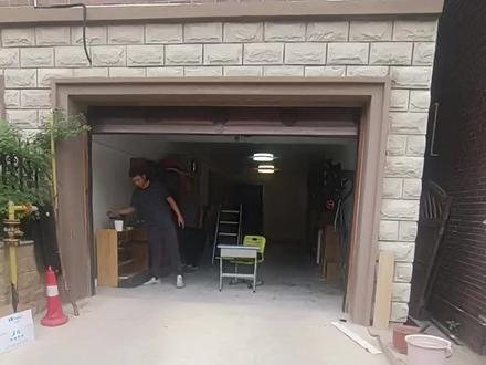 翻板车库门故障及维修方法 #翻板车库门 #天津车库门厂家 #电动车库门 #天津车库门维修 #东丽区别墅车库门安装 翻板车库门维修可能涉及多个方面,以下是一些常见的维修问题和相应的解决方法:
一、电机问题
电机无法启动
检查电源:首先确认电源是否接通,检查断路器是否跳闸或熔断器是否损坏。
检查电机连接:确保电机电源线部分连接牢固,没有松动。
检查电机状态:观察电机是否有烧焦或损坏的迹象,如果有,可能需要更换电机。
电路板检查:检查电路板是否出现焊点问题或损坏,必要时进行修复或更换。
电机运行不稳定
检查导轨和门体:确保导轨与地面平行,门体运行平稳。
调整弹簧张力:检查并调整弹簧张力,确保其符合规定的标准。
检查电机驱动和齿轮:确保电机驱动和齿轮之间的链接正常,如有损坏及时更换。
二、行程开关问题
行程设置不正确:如果翻板车库门无法完全打开或关闭,可能是行程开关设置不正确。需要重新定位行程开关,增加或减少行程,以确保门能够完全打开和关闭。
三、红外线保护装置问题
红外线保护装置错位或遮挡:如果翻板车库门在关闭过程中遇到障碍物自动反弹,可能是红外线保护装置错位或被灰尘等障碍物遮挡。需要清除障碍物或灰尘,并重新校准设备的定位。
四、扭簧问题
扭簧乏力:如果翻板车库门因扭簧力量不足而无法顺利关闭,需要给扭簧重新加力。在加力后,还需要在电机上重新调节行程,以确保门能够平稳关闭。
五、其他常见问题
遥控器或按钮开关无法控制
检查遥控器电池:确保遥控器电池电量充足。
检查控制线路:检查控制箱控制线路是否断接或松动。
检查离合器:如果滑架上的离合器没有复位或启闭负载力调节没有到位,需要进行复位和重新调节。
五金零件松动
检查和固定五金配件:确保所有五金零件安装牢固,特别是点击装置的拉杆应位于门体中心线上。
润滑导轨和滚轮:定期清洁并润滑导轨和滚轮,以保持门的顺畅运行。
总结
翻板车库门维修需要综合考虑多个方面,包括电机、行程开关、红外线保护装置、扭簧以及五金零件等。在维修过程中,应首先确定问题的具体原因,然后采取相应的解决方法。如果遇到无法解决的问题,建议联系专业的维修人员或厂家进行上门维修。同时,定期维护保养也是保持翻板车库门正常运行的重要措施。@抖音创作者中心 @抖音小助手