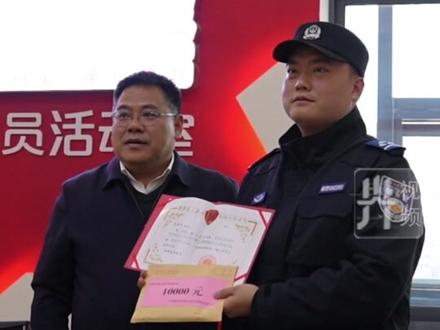 3月13日,飞身托举救下悬窗女孩的永定辅警吴胜泽被确定为见义勇为行为并颁发证书。(记者龚科)