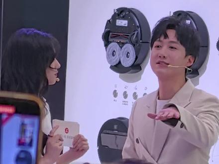 明天想看那些明星呢?在这里有留言,我帮你们去看#上海AWE2026 #AWE #洗地机 #杨幂 #董宇辉