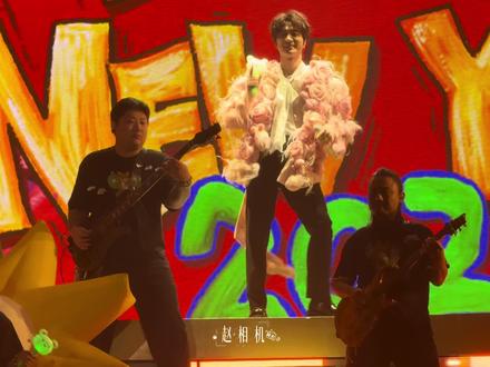 迎新➡️辞旧之《拨浪鼓》
#现场氛围 #陆虎 #像你这样的朋友 #舞台演出 #拨浪鼓