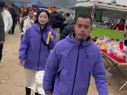 花花问山哥“我们也是来求子的吗”山哥说“三胞胎”😂😂😂 #上热门#荒野韦山@大表姐回来了