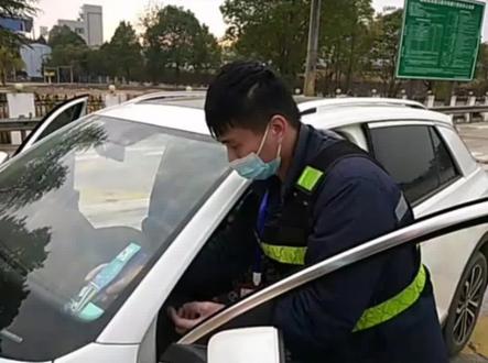 高速通行卡掉进挡风玻璃的缝隙怎么办?不慌,收费员巧用妙招来帮忙#湖南高速 #现场实拍 #平安守护 #万万没想到 #传递正能量