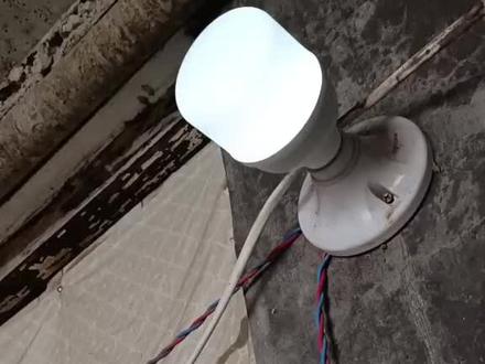 #现场实拍 #电工 #开关插座灯具安装 LED灯微亮解决方法。