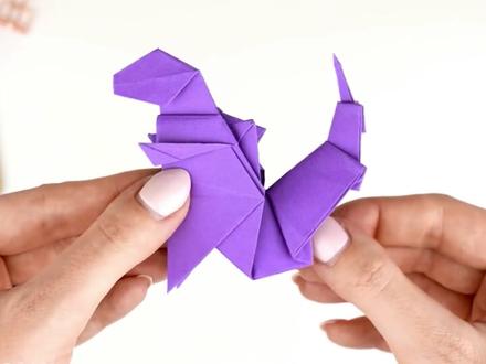 如何折纸哥斯拉 | 超酷折纸恐龙教程分享 🦖📄✨ 🎨✂️ 手工DIY创意折纸!今天教你如何制作一只超酷的折纸哥斯拉恐龙 🦖,喜欢怪兽电影的你千万别错过!
📌 材料:
📏 一张 21x21 厘米 / 8x8 英寸的纸
🖊️ 一个记号笔(可以加上眼睛或细节)
如果你用黑纸来制作,会更像电影里的哥斯拉!虽然这不是最简单的折纸,但只要耐心一点就能完成!完成后可以送朋友、摆在书桌或当做手工收藏~
💬 有更多想看的折纸怪兽或动物,欢迎在评论区留言告诉我!
❤️ 喜欢这个视频请点赞、关注、分享,我会持续更新更多创意手工折纸教程!
#DIY手工#哥斯拉折纸 #折纸恐龙 #亲子DIY#恐龙手工