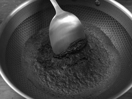 家里的锅烧糊发黑,还有救吗?原来还可以这样洗!#康巴赫#康巴赫五代炒锅#洗锅小技巧