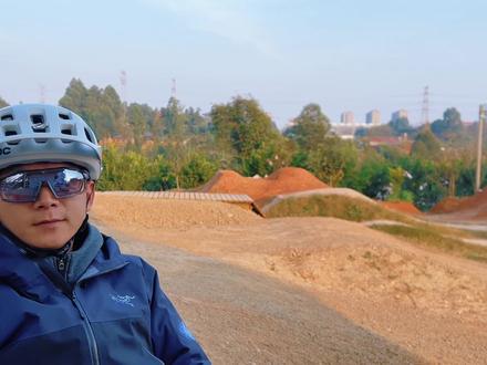丁狗爸聊飞包(三)弧线
飘逸,是充分掌控弧线的结果。#bmx #速降山地车 #土坡车 #双轮驱动bike #威虎潘骑行农场