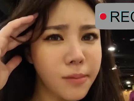 韩国女网红直播时,大妈提醒她穿太少!#女主播 #韩国人 #网红 #正能量