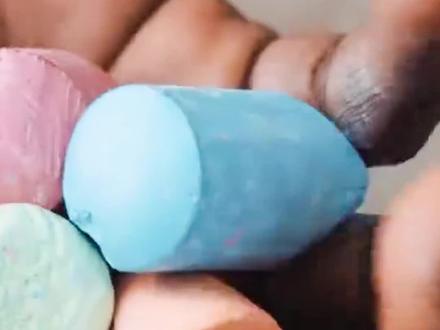 真人吃鸡游戏,装备全靠粉笔画!#宅家dou剧场