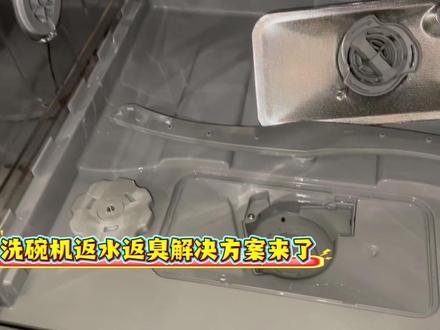 洗碗机安装空气间隙装置(AIR GAP )解决返水返臭方案 分享喜一良作围绕健康安装做全案装修的技术。为什么我们这么执着要完美解决每一个影响健康的隐患,上一期我们发现这个问题分享出来,很多网友说,装个单向阀或者高位环即可解决,我们分享下观点,单向阀长期排污有被脏物卡住的风险,需要经常维护清洁才可以,我们这个案例的洗碗机是由内置单向阀,返水估计是单向阀失效,但是内置单向阀也不好拆开维护,很多人加了外置,希望要经常维护解决。高位环,有水封被虹吸效应抽走的风险,这样相当于下水道和洗碗机连通,还要我们测试过,在垃圾处理器运作的时候也会有机会把污水压进去洗碗机。还有人不经寸水弯直接排到下水道,这样是最不可取的,哪怕减少菜盆排水返水问题,但是当单向阀失效情况下,相当于下水道臭味细菌长期进入洗碗机,污染干净的碗筷。而空气间隙装置(AIR GAP )的原理是洗碗机排水管和连接下水道的管在装置内部是断开分离的,相当于空气隔离,洗碗机的水能排出去,下水道的水假如返到空气间隙装置(AIR GAP )就会经过那个铜盖的口排出到洗菜盆,彻底隔绝下水道污水、细菌和臭味的风险。安装空气间隙装置(AIR GAP )前,我们强烈建议不单厨房,全屋都要做DWV排水系统,我们认为是终极健康的排水方案,这样就可以永久免维护隔绝下水道细菌病毒、昆虫和臭味,保障室内健康安全。还要就是由于安装和保障使用效果和正在申请国家技术专利等问题,我们暂时无法出售任何配件,现在这个阶段只能服务我们体系全案装修的客户和单独做喜一良作DWV排水系统的客户,希望理解。#喜一良作DWV排水系统 #洗碗机 #排水 #虹吸排水#厨房排水改造
