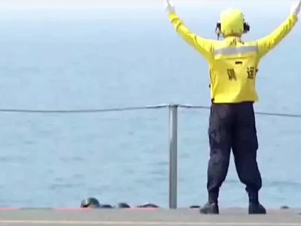 航母上七彩马甲军是干嘛的?黄马甲为啥很重要,红马甲为啥最危险 #军迷发烧友 #军事科普 #航母