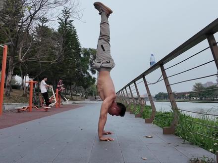 张雪峰老师是因为跑步而死吗?显然不是 视频来自2026年3月25日口播练习。没想到张老师就这样走了……
#张雪峰 #猝死 #健身教练 #跑步 #人生领悟道理