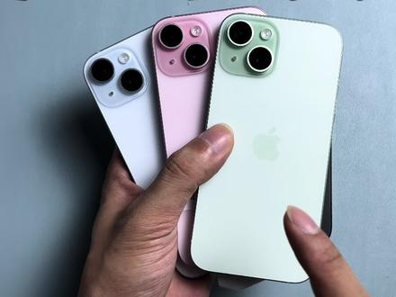 四千多的全新iPhone15有锁,还是有点贵,如果这机器降到4000的话,兄弟们就毫不犹豫的上车吧,颜色 手感 灵动岛,哪哪都值,就是目前这个价格不太给力。一起期待大量到货然后降价,4000的15,4500的15plus,嘎嘎香 #卡贴机 #iPhone15 #有锁机 #qpe卡贴 #14ProMax