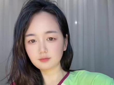 或许有一天,
你不再觉得失去是舍不得。
生命本就是一场有一场的相逢,
和一次又一次的别离。
以前总以为,
所爱隔山海,山海不可平。
后来才发现,
山有路可行,海有舟可渡,
千帆过尽,山海皆可平。
难平的,是人心。
有些话,你没说出口,
以为对方会懂。
有些事,你没做,
以为还有机会。
后来你才知道,
山海可平,人心难测。
你以为的默契,
不过是对方的选择性沉默。
你以为的来日方长,
不过是给自己找的借口。
那个你想见却没见的人,
那通你犹豫了很久没打出去的电话,
那封你写了又删、删了又写、最后还是没发出去的消息,
最后,都成了遗憾。
不是不爱了,
是不知道怎么爱了。
不是不想念,
是不敢再打扰了。
时间让深的更深,
让浅的慢慢就忘了。
可有些东西,
你以为忘了,
却在某个深夜、某首歌、某个相似的背影里,
突然涌上来。
人这一辈子,
最怕的不是爱而不得,
而是明明还爱着,
却再也没有资格说出口。
很久没联系的那个人,
你现在还好吗?
如果你看到这条视频,
心里想到了一个人,
评论区,留下你想对TA说的话吧。
说出来了,
就是一种释怀。
我们下条视频见,
关注我,
我每天都会在,
一直静静陪着你。#山海皆可平难平是人心 #唯有人心不可量 #真心话的力量 #遗憾 #心里人