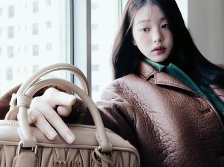 背香奈儿的不一定是真有钱人,但是背miu miu的一定是真千金?miu miu是怎么突然爆火的?一件简单的发卡,竟然可以标到5000多的价位,是不是在纯纯割韭菜?